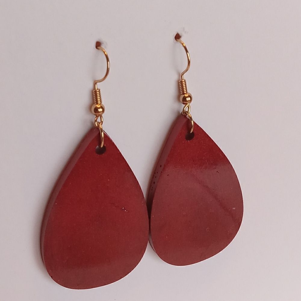 5/$25 CLEARANCE Wine red teardrop resin earrings - Picture 3 of 3